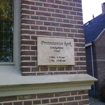 Naambordje natuursteen kerk