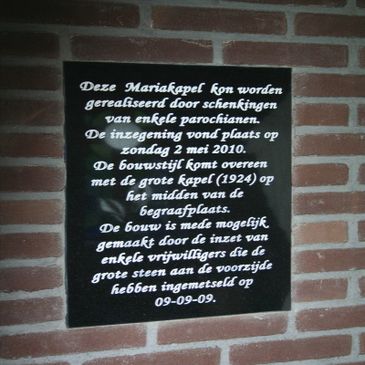 Natuurstenen bordje gevel