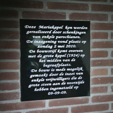 Natuurstenen bordje gevel