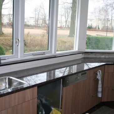 Donker natuurstenen keukenblad